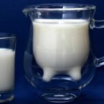 Сире молоко продовжує дешевшати, але надлишків стає менше