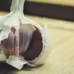 Помітили пораду підживити часник у грудні попелом або сіллю? Не робіть цього!