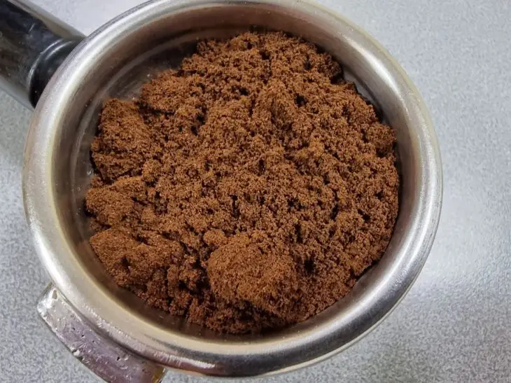 Навіщо класти каву в грядки: несподіваний ефект кофе