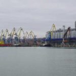 Загарбники вивозять поцуплене українське збіжжя з Маріуполя.