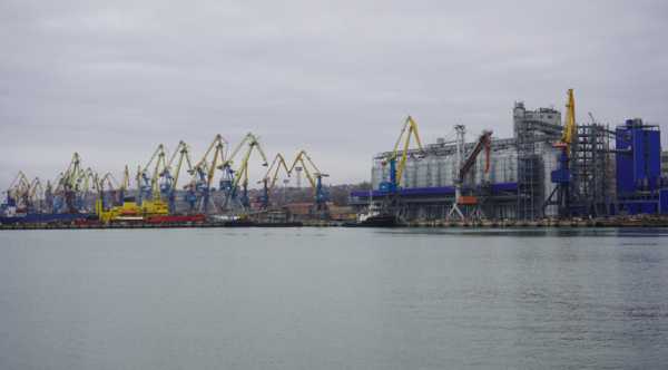 Загарбники вивозять поцуплене українське збіжжя з Маріуполя.