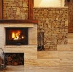 Дров'яний камін у будинку