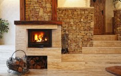 Дров'яний камін у будинку