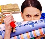 Які шпалери можна вибрати для маленької кімнати, щоб її візуально розширити?