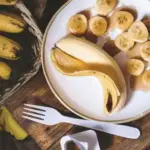 Не викидай шкірку банана, використовуй як підживлення.