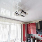 Натяжна стеля на кухні: бути чи не бути?