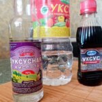 Що полити оцтом на дачі: назавжди позбавляємося бур'янів між плитками