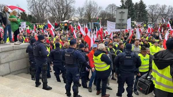 Європа в огні: фермери вимагають змін на кордонах